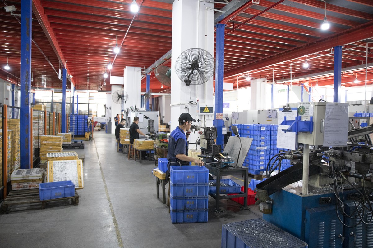 IISDOO's door hinge production line