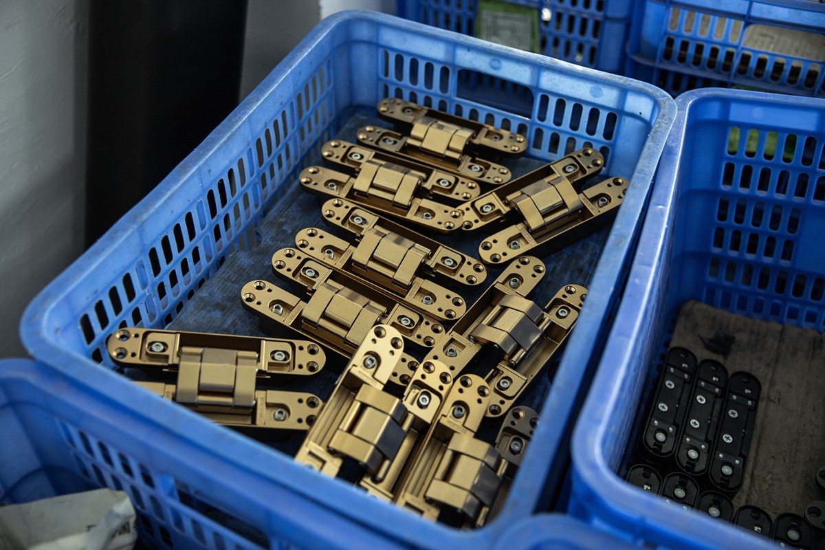 Three-dimensional adjustable hydraulic concealed hinge