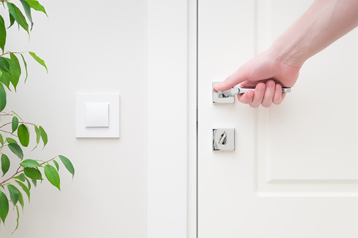 Minimalist door locks are the best choice for the elderly.
