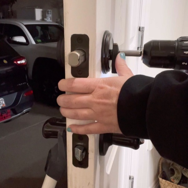How to Handle Damaged Door Handles