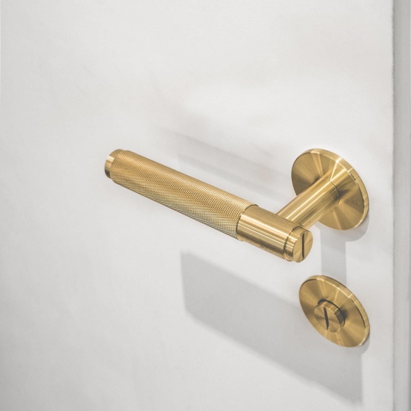 A Guide to Choosing Bulk Door Handles for Engineering Projects