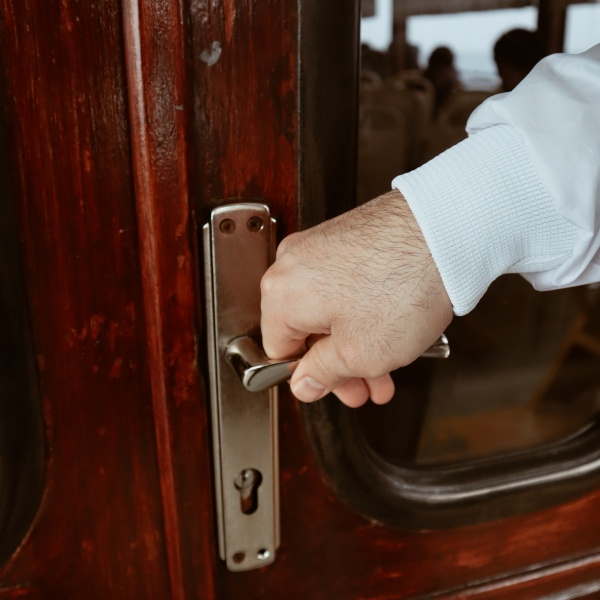 How to choose a door handle suitable for the elderly: a design that is easy to grip and operate