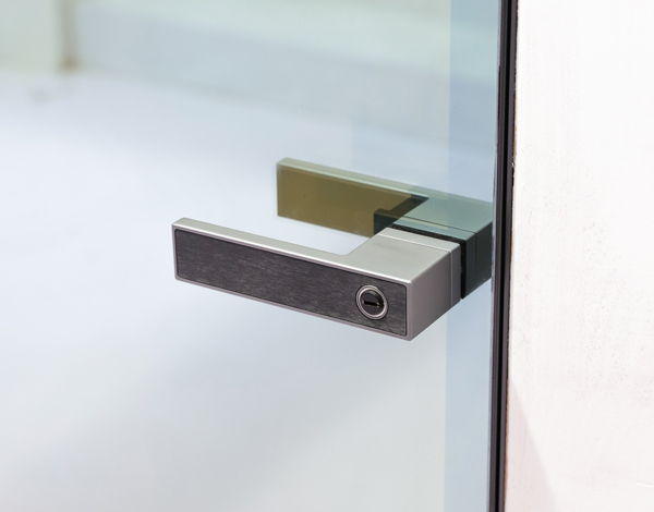 modern-glass-door-handle